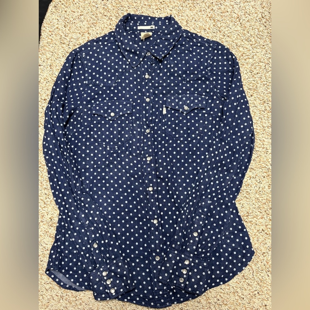 Women Levi’s button down shirt